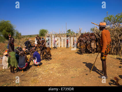 Cerimonia di lutto in Hamer Tribe, Turmi, Valle dell'Omo, Etiopia Foto Stock