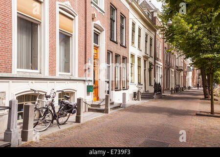 Casa tipica delle facciate del centro storico di Delft, Paesi Bassi, Europa Foto Stock
