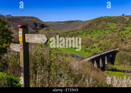 Testa Monsal Viaduct e il sentiero sign in primavera, il Parco Nazionale di Peak District, Derbyshire, England, Regno Unito, Europa Foto Stock