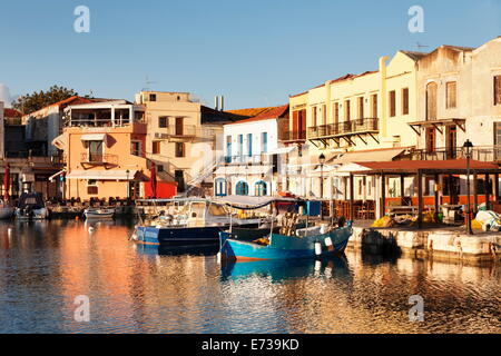 Il vecchio porto veneziano, taverne sul mare a Rethymno (Rethymnon), Creta, Isole Greche, Grecia, Europa Foto Stock