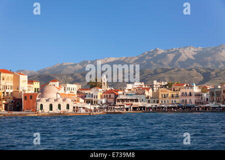 Porto veneziano e turco Moschea Hassan Pascha davanti di Lefka Ori montagne, Chania, Creta, Isole Greche, Grecia Foto Stock