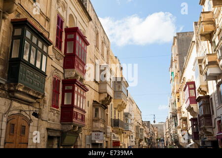 Balconi Maltese nella città vecchia a La Valletta, Malta, Europa Foto Stock