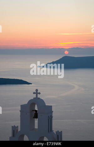 Tramonto sulla caldera, tipica chiesa in avanti, Firostefani, SANTORINI, CICLADI, Egeo meridionale, le isole greche, Grecia Foto Stock