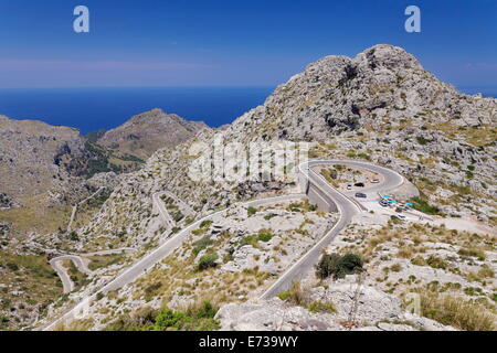 Strada a serpentina per la baia di Cala de Sa Calobra, Maiorca (Mallorca), isole Baleari (Islas Baleares), Spagna, Mediterranea Foto Stock