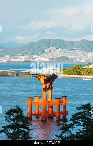 Torii gate di Itsukushima jinja sacrario scintoista, sito UNESCO, l'isola di Miyajima, Prefettura di Hiroshima, Honshu, Giappone, Asia Foto Stock