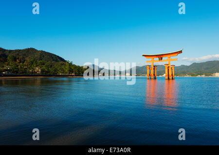 Torii gate di Itsukushima jinja sacrario scintoista, sito UNESCO, l'isola di Miyajima, Prefettura di Hiroshima, Honshu, Giappone, Asia Foto Stock