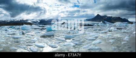 Vista di Fjallsarlon, un lago glaciale alimentato da Fjallsjokull alla fine del Vatnajokull icecap, Jokulsarlon, Islanda Foto Stock