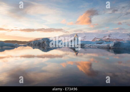 Sunset over Jokulsarlon, una laguna glaciale al ghiacciaio Breidamerkurjokull sul bordo del Vatnajokull National Park, Islanda Foto Stock