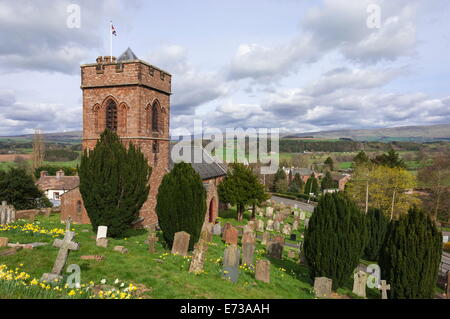 La Chiesa di San Nicola, finestra Crocifissione da Mayer di Monaco di Baviera, Lazonby Village, Pennine Ridge al di là, Eden Valley, Cumbria, Inghilterra Foto Stock