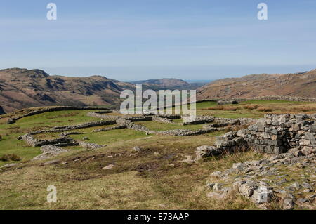 Hardknott Roman Fort interno guardando ad ovest per il Solway Firth, Parco Nazionale del Distretto dei Laghi, Cumbria, Inghilterra Foto Stock