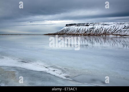 Inverno vista su un lago ghiacciato verso coperto di neve nei pressi di capezzagna Grundarfjordur, Snaefellsnes Peninsula, Islanda, regioni polari Foto Stock