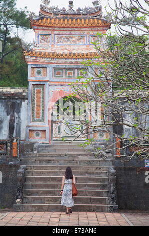 Donna alla tomba di Tu Duc, Sito Patrimonio Mondiale dell'UNESCO, tonalità, Thua Thien-Hue, Vietnam, Indocina, Asia sud-orientale, Asia Foto Stock