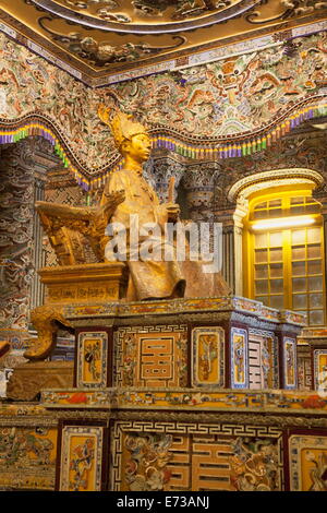Statua di Khai Dinh presso la tomba di Khai Dinh, sito UNESCO, tonalità, Thua Thien-Hue, Vietnam, Indocina, Asia sud-orientale, Asia Foto Stock