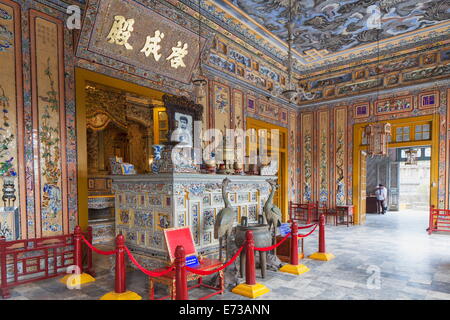 Interno della tomba di Khai Dinh, Sito Patrimonio Mondiale dell'UNESCO, tonalità, Thua Thien-Hue, Vietnam, Indocina, Asia sud-orientale, Asia Foto Stock