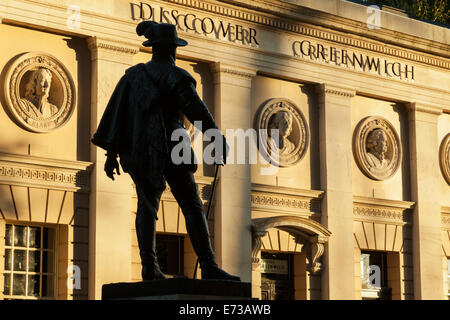 Sir Walter Raleigh statua in Greenwich, Londra, Inghilterra. Foto Stock