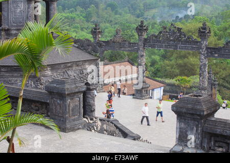 I turisti alla tomba di Khai Dinh, Sito Patrimonio Mondiale dell'UNESCO, tonalità, Thua Thien-Hue, Vietnam, Indocina, Asia sud-orientale, Asia Foto Stock