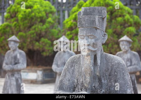 Statue alla tomba di Khai Dinh (Patrimonio Mondiale dell'UNESCO), la tinta, Thua Thien-Hue, Vietnam Foto Stock