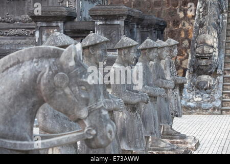 Statue alla tomba di Khai Dinh, Sito Patrimonio Mondiale dell'UNESCO, tonalità, Thua Thien-Hue, Vietnam, Indocina, Asia sud-orientale, Asia Foto Stock