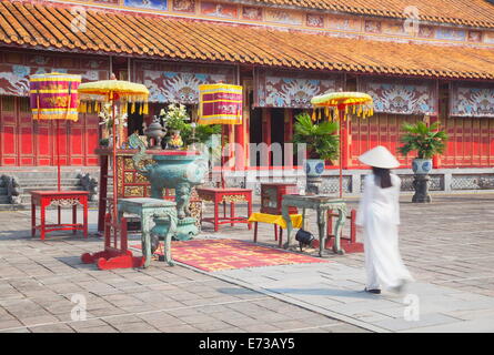 Donna che indossa Ao Dai abito a Mieu tempio all'interno della Cittadella, tonalità, Thua Thien-Hue, Vietnam, Indocina, Asia sud-orientale, Asia Foto Stock