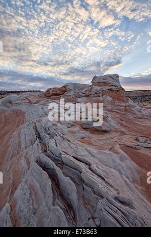 Nuvole sopra bianco e salmone in pietra arenaria, tasca bianco e vermiglio scogliere monumento nazionale, Arizona, Stati Uniti d'America Foto Stock