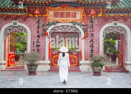 Donna che indossa Ao Dai abito a Phouc Kien Assembly Hall, Hoi An, sito UNESCO, Quang Nam, Vietnam, Indocina, Asia sud-orientale, Asia Foto Stock