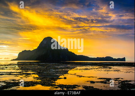 Drammatica la luce del tramonto sulla baia di El Nido, Arcipelago Bacuit, PALAWAN FILIPPINE, Asia sud-orientale, Asia Foto Stock