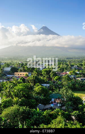 Vista dalla Chiesa Daraga oltre il vulcano di Monte Mayon, Padova, Luzon meridionale, Filippine, Sud-est asiatico, in Asia Foto Stock