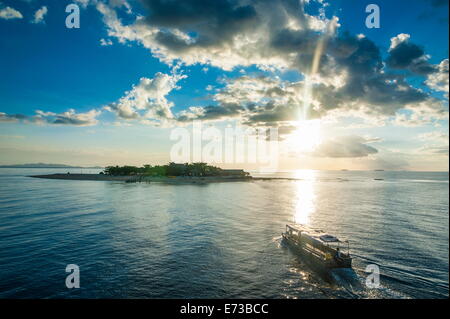 Nuvole drammatico al tramonto sopra le isole Mamanucas, Figi, South Pacific Pacific Foto Stock
