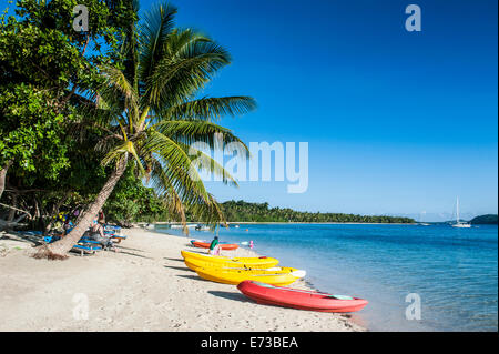 Canoe sulla spiaggia di sabbia bianca di Il Nanuya Lailai island, la Blue Lagoon, Yasawas, Figi, South Pacific Pacific Foto Stock