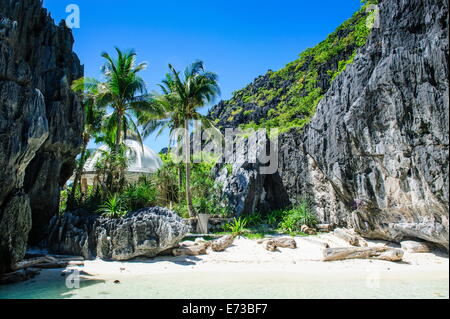 Piccola spiaggia di sabbia bianca e acqua cristallina nell'arcipelago Bacuit, PALAWAN FILIPPINE, Asia sud-orientale, Asia Foto Stock