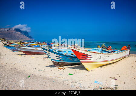 Colorate barche da pesca in Qalansia sulla costa occidentale dell isola di Socotra, Sito Patrimonio Mondiale dell'UNESCO, Yemen, Medio Oriente Foto Stock