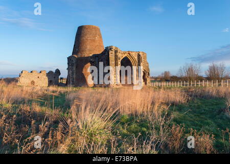 Una vista di St Benet's Abbey in Norfolk Broads, Norfolk, Inghilterra, Regno Unito, Europa Foto Stock