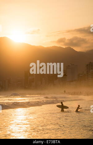 La spiaggia di Ipanema al tramonto, Rio de Janeiro, Brasile, Sud America Foto Stock