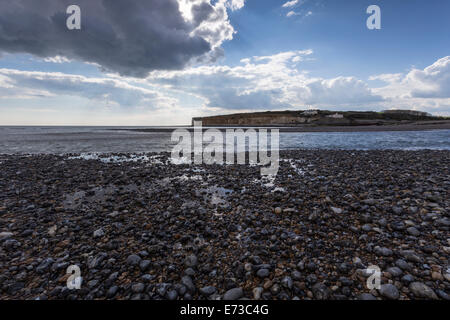 Spiaggia di ghiaia e scogli a Cuckmere Haven, Seaford, East Sussex, England, Regno Unito Foto Stock