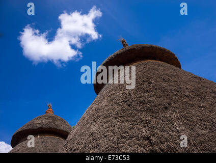 Tribù Konso case tradizionali con pentole sulla parte superiore, Konso, Valle dell'Omo, Etiopia Foto Stock