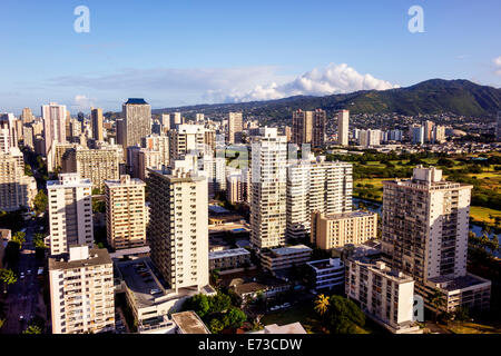 Honolulu Waikiki Beach Hawaii, Hawaiian, Oahu, resort, alto edificio, hotel, edifici condominali, Makiki, Lower Punchbowl, Tantalo, montagne, USA, US, un Foto Stock