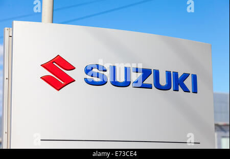 SAMARA, Russia - 30 agosto 2014: Suzuki concessionaria segno contro il cielo blu. Suzuki Motor Corporation è una multinazionale giapponese Foto Stock