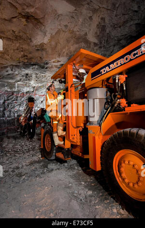 Immissione Tamrock attrezzatura di perforazione in posizione prima di praticare i fori blast in sotterraneo di roccia sulla miniera di platino in Sud Africa Foto Stock