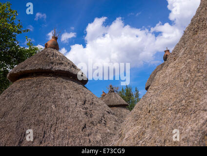 Tribù Konso case tradizionali con pentole sulla parte superiore, Konso, Valle dell'Omo, Etiopia Foto Stock