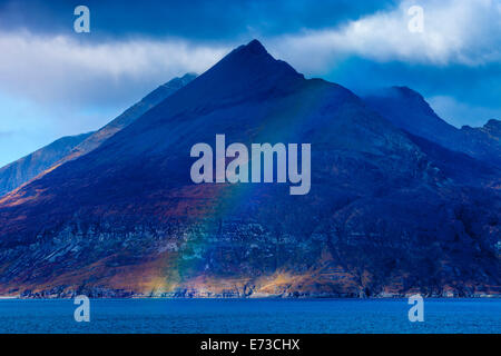 Il nero montagne Cuillin da Elgol, Isola di Skye in Scozia Foto Stock