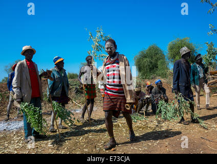 Cerimonia di lutto in Hamer Tribe, Turmi, Valle dell'Omo, Etiopia Foto Stock