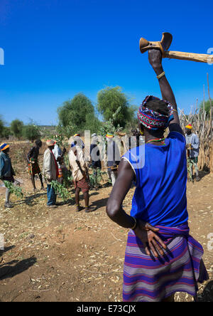 Cerimonia di lutto in Hamer Tribe, Turmi, Valle dell'Omo, Etiopia Foto Stock