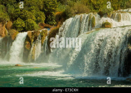 Il fiume Krka , grande attrazione turistica vicino a Sibenik, moduli 17 cascate in un'area 400 mt. di lunghezza e 100 metri di larghezza Foto Stock