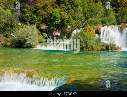 Il fiume Krka , grande attrazione turistica vicino a Sibenik, moduli 17 cascate in un'area 400 mt. di lunghezza e 100 metri di larghezza Foto Stock