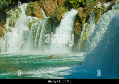Il fiume Krka , grande attrazione turistica vicino a Sibenik in Croazia, moduli 17 cascate in un'area 400 mt. in lunghezza Foto Stock
