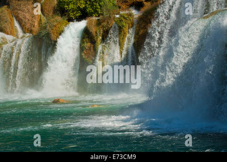 Il fiume Krka , grande attrazione turistica vicino a Sibenik in Croazia, moduli 17 cascate in un'area 400 mt. in lunghezza Foto Stock