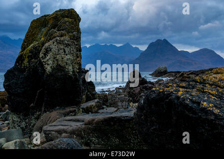 Elgol Beach e il nero montagne Cuillin, Isola di Skye in Scozia Foto Stock