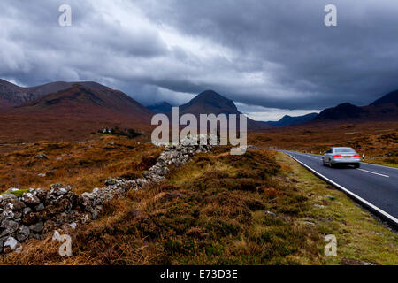 Marsco e il Rosso Colli da Sligachan, Isola di Skye in Scozia Foto Stock