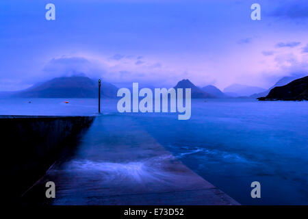 Vista sul lago Scavaig fino all'Arco meridionale dei Monti Cuillin da Elgol, Isola di Skye, Scozia, Regno Unito. Foto Stock