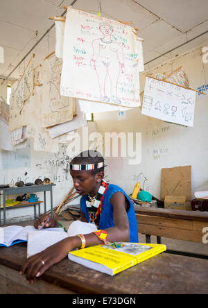 Hamer tribù Kid in una scuola, Turmi, Valle dell'Omo, Etiopia Foto Stock